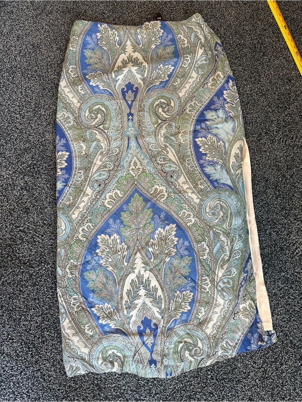 Dana Buchman size 14. Straight pencil silk blue paisley lined high slit
